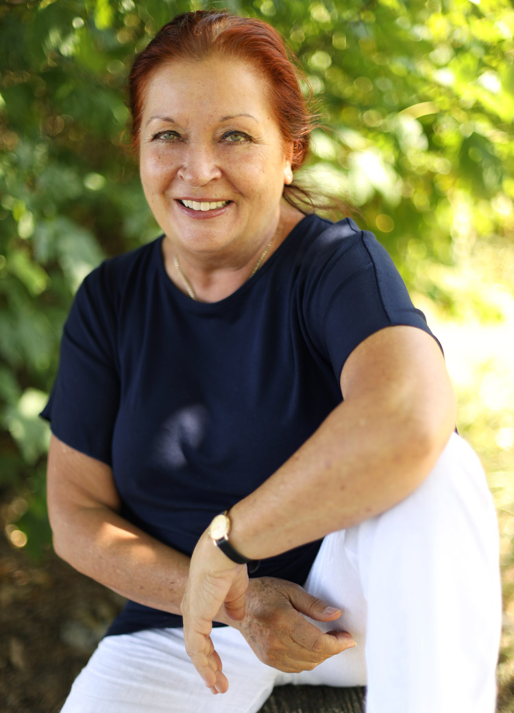 Ursula Höltge in dunkelblauem T-Shirt in der Natur